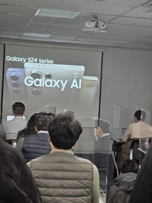 한국 삼성전자본관브리핑룸에서 갤럭시 S24 시리즈를 소개하고 있다.