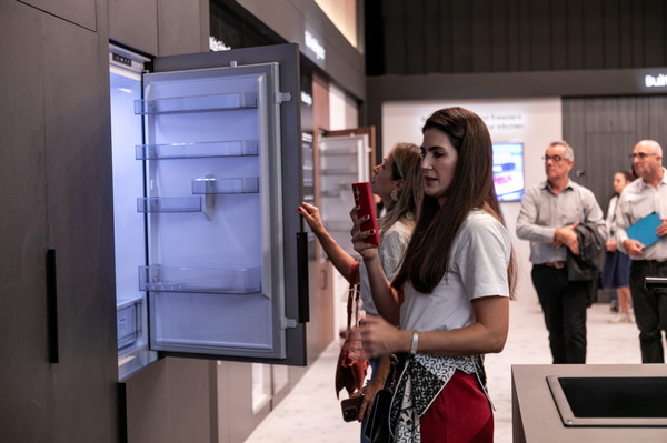  이달 유럽에서 출시한 '빌트인 와이드 냉장고'를 선보이며 관람객들의 많은 관심을 받고 있다.